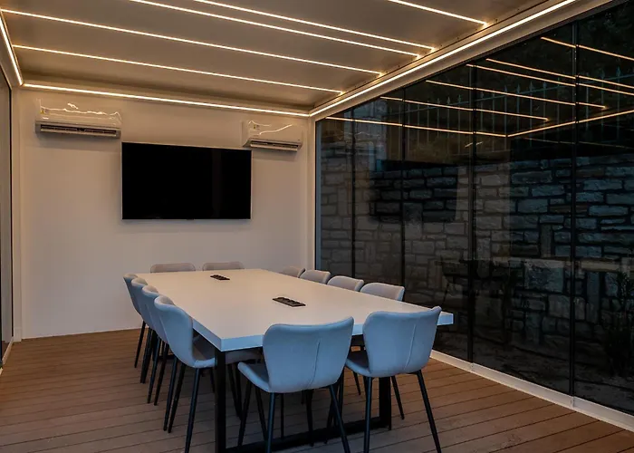 Family Magic Media With Private Heated Pool, Playground, Basketball & Game