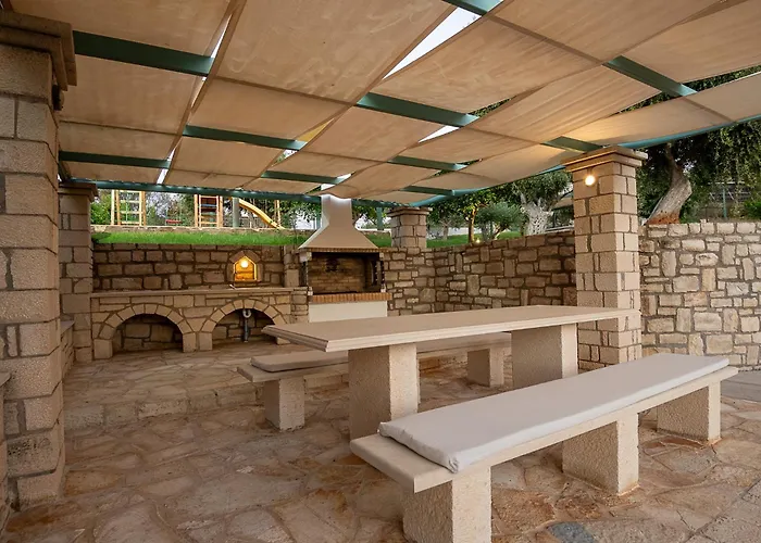 Family Magic Media With Private Heated Pool, Playground, Basketball & Game Willa