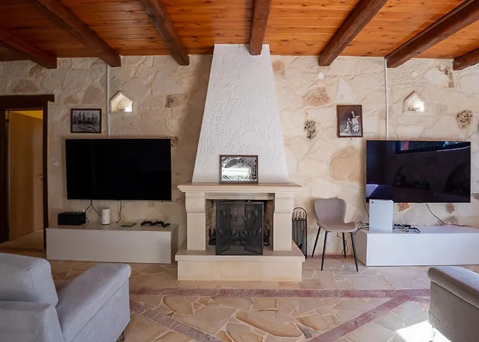 Family Magic Media With Private Heated Pool, Playground, Basketball & Game Willa