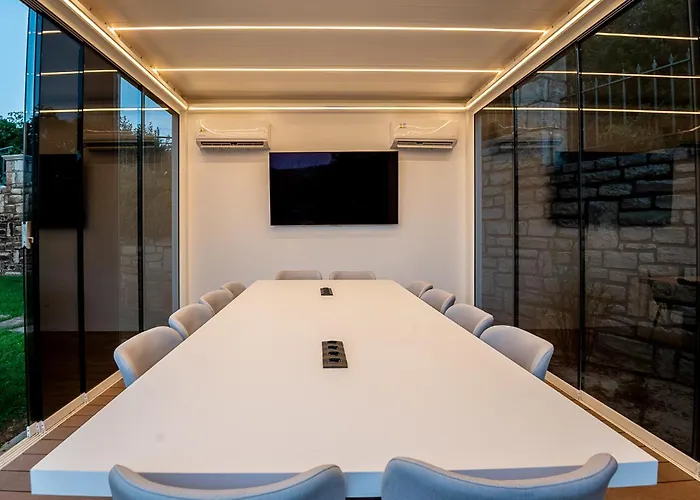 Family Magic Media With Private Heated Pool, Playground, Basketball & Game *