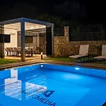 Family Magic Media With Private Heated Pool, Playground, Basketball & Game העיירה רתימנו